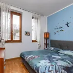 Into The Blu Apartment With Private Parking!